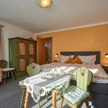 Gaestehaus Haeuslweber 4*