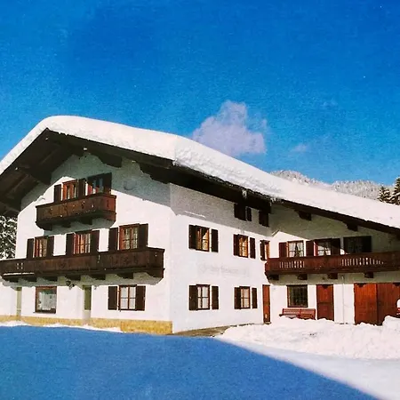 Gaestehaus Haeuslweber 招待所 4*